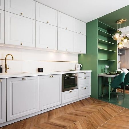 Verdant Oasis - Old Town Studio - By Upstairs Краков Экстерьер фото