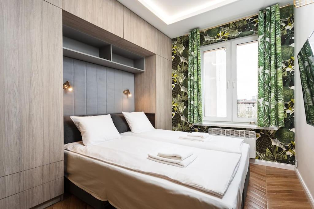 Verdant Oasis - Old Town Studio - By Upstairs Краков Экстерьер фото