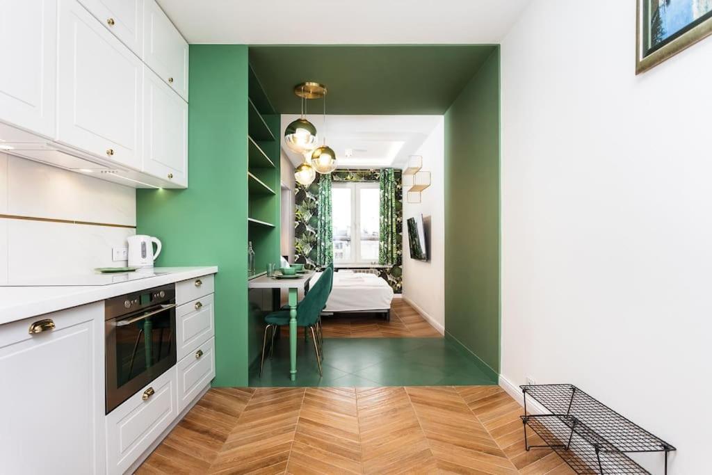 Verdant Oasis - Old Town Studio - By Upstairs Краков Экстерьер фото