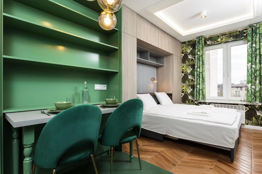 Verdant Oasis - Old Town Studio - By Upstairs Краков Экстерьер фото